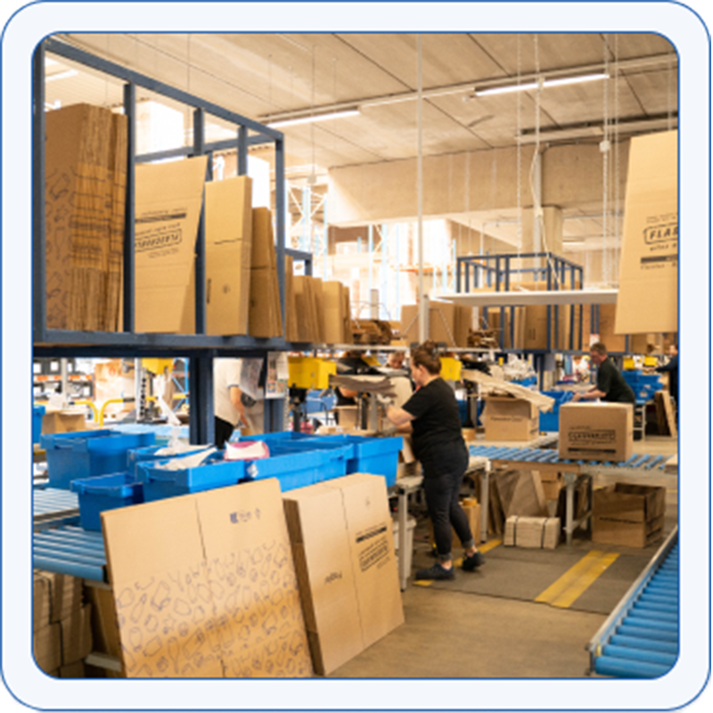 Przyjazna kobieta w logistyce pakująca przesyłki