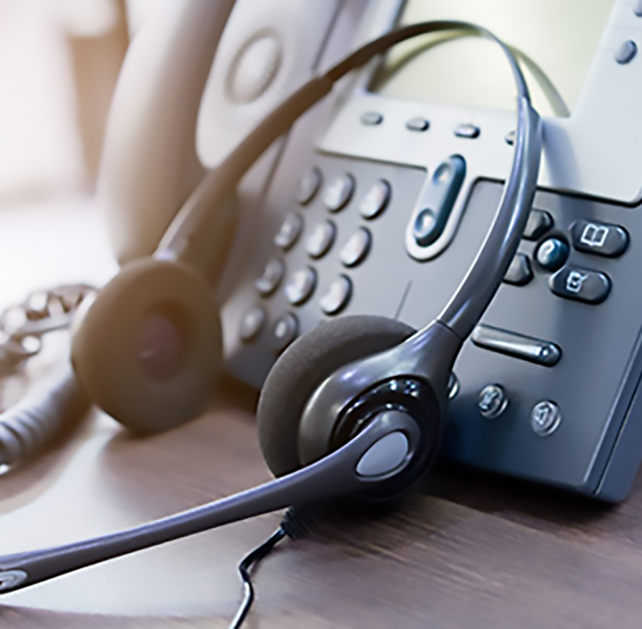 Masz dodatkowe pytania? Nastrój obsługi klienta: telefon z pochyloną słuchawką